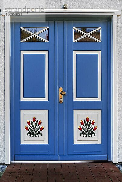 Darßer Türen sind kunstvoll geschnitzte Türen vom Darß in Mecklenburb  Vorpommern. Die Darßer Türen sind eng verbunden mit dem Aufblühen der Darßer Segelschifffahrt im späten 18. Jahrhundert. Mit schönen Häusern und ihren repräsentativen Türen fand der einkehrende Wohlstand seinen sichtbaren Ausdruck. Die vielfältigen Motive sind aber nicht nur dekorativ gedacht. Darin verstecken sich oft Symbole  die dem Schutz des Hauses dienen. Kaum eine Tür verzichtet auf Sonnenmotive. Das Symbol des Lebens