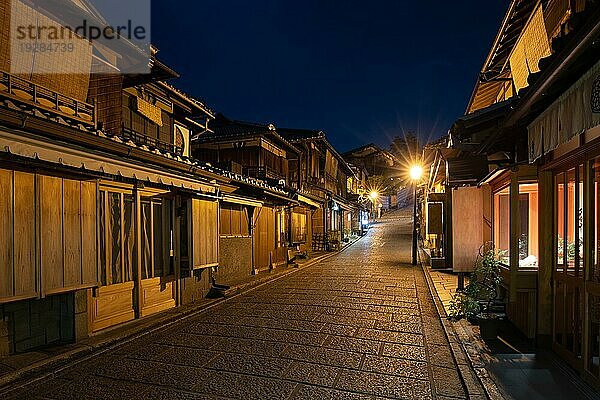 Schönes traditionelles Straßenbild in der Abenddämmerung im Bezirk Higashiyama in Kyoto  Japan  Asien