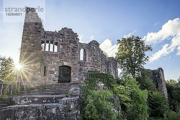 Burg Hohenschramberg im Schwarzwald am Abend  Sonnenstern  Schlossbau des Hans von Rechberg  Wahrzeichen von Schramberg  Baden-Württemberg  Deutschland  Europa