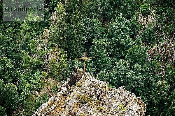 Freiheit auf dem Gipfel eines Hügels mit einem Gipfelkreuz