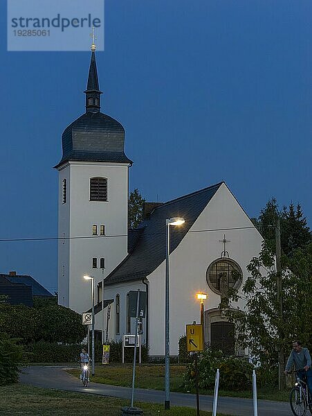 St.-Maria-Verkündigung Kirche in der Abenddämmerung  Lübbenau  Brandenburg  Deutschland  Europa