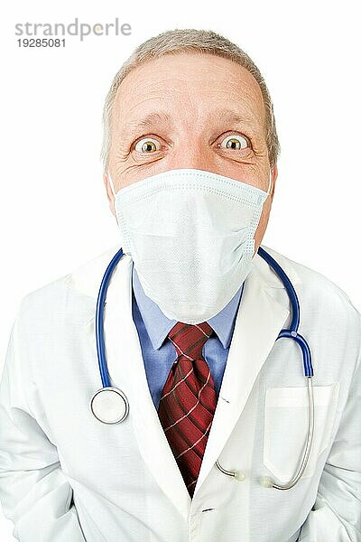 Lustiger reifer Arzt in Maske starrt in die Kamera vor weißem Hintergrund