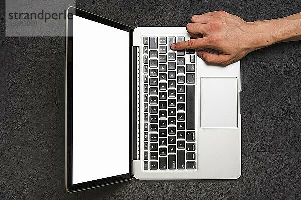 Erhöhte Ansicht Person s Hand mit Laptop schwarzem Hintergrund