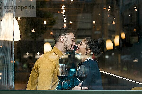 Glücklicher Mann Frau in der Nähe Gläser Wein Restaurant