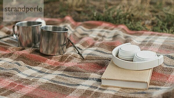 Camping im Freien mit Buch Becher heiße Getränke