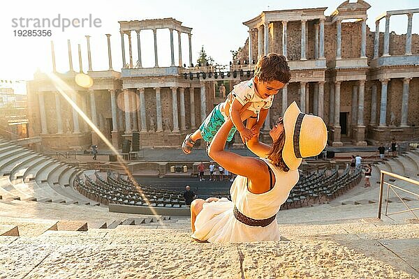 Römische Ruinen von Merida  eine Mutter mit ihrem Baby  die sich im römischen Theater vergnügen. Extremadura  Spanien  Europa