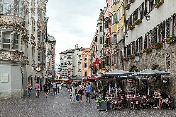 Innsbruck  Österreich  8. Juni 2018: Stadtzentrum mit historischen Gebäuden  Cafés und Menschen  Europa