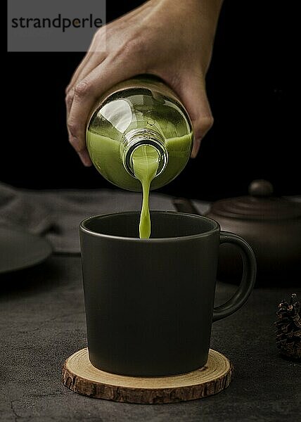 Vorderansicht Hand gießen Matcha Tee Tasse