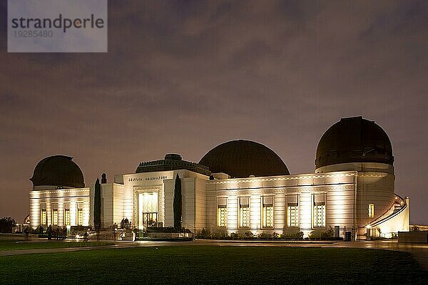 Das Griffith Observatorium leuchtet bei Nacht in Los Angeles  Kalifornien  USA  Nordamerika