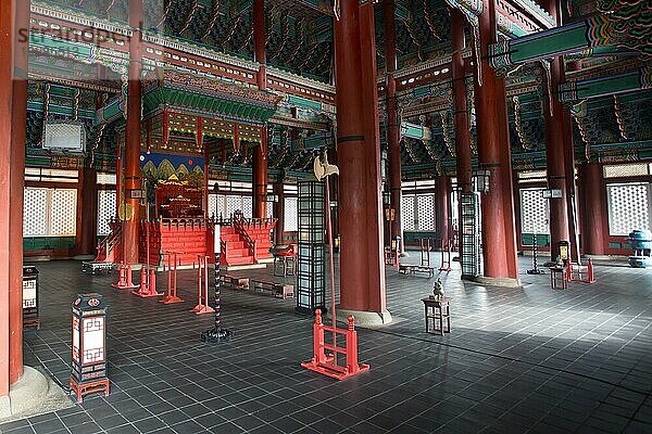 Gyeongbokgung Palast und einer seiner Tempel im Inneren an einem schönen Herbsttag in Seoul  Südkorea  Asien