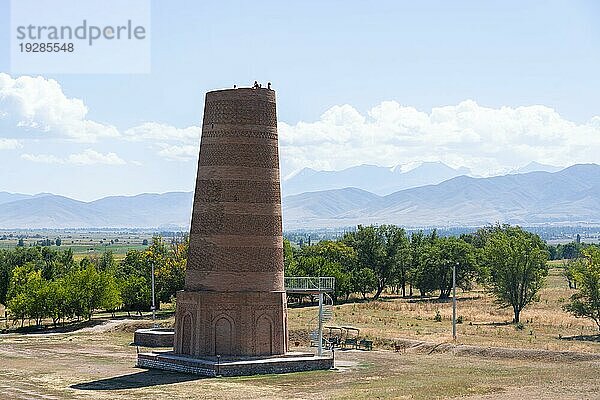 Burana Turm  Reste des Karakhanid Minarett  histroische antike Stadt Balasagun an der Seidenstraße  Balbals  historische Grabsteine in Form von menschlichen Gesichtern  bei Tokmok  Chuy  Kirgistan  Asien