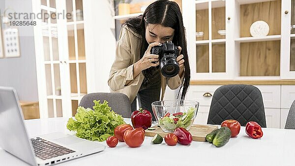 Weiblicher Vlogger fotografiert mit Kamera