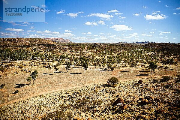 Ein Blick auf die West Macdonnell Ranges in der Nähe der Old Telegraph Station in Alice Springs  Northern Territory  Australien  Ozeanien