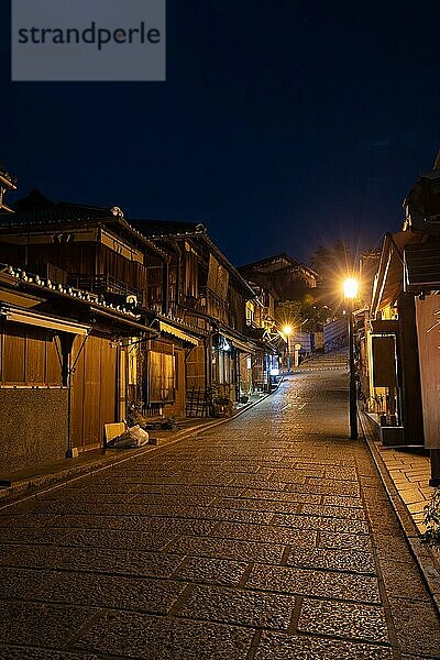 Schönes traditionelles Straßenbild in der Abenddämmerung im Bezirk Higashiyama in Kyoto  Japan  Asien