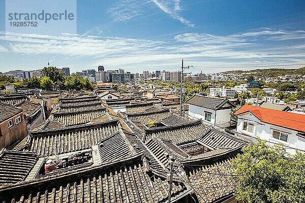 Ein Blick über die Dächer des Bukchon Hanok Village. Dieses Gebiet ist ein traditionelles koreanisches Dorf in der Nähe des Gyeongbok Palastes in Seoul  Südkorea  Asien