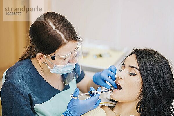 Zahnarzt macht Betäubungsspritze Patient
