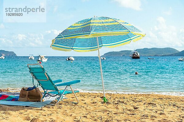 Paradiesischer Sonnenschirm  Sommerurlaub Konzept. Frieden  Ruhe  Entspannung