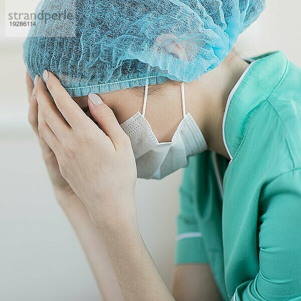 Close up Krankenschwester mit Maske müde