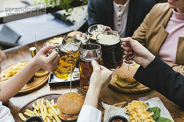 Freunde stoßen mit Bier an Restaurant
