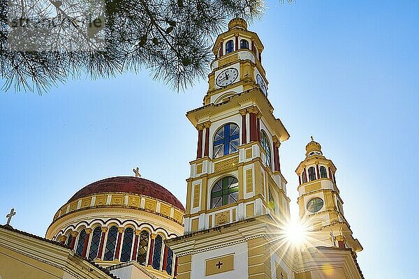 Große Kirche  Kuppel  zwei Kirchtürme  Gegenlicht  HDR  Sonne als Stern  Meskla  Provinz Chania  Kreta  Griechenland  Europa