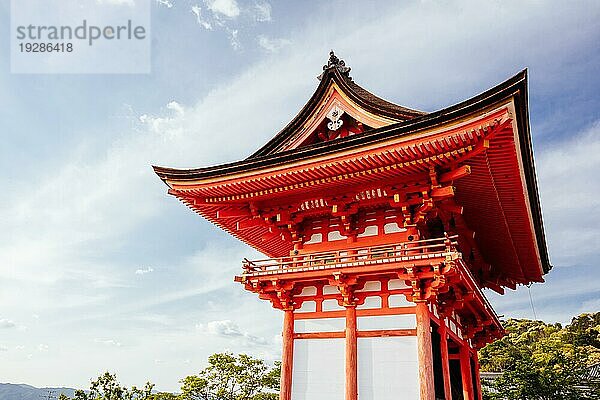 Der kultige Kiyomizu dera Tempel und die Aussicht auf die Berge an einem sonnigen Frühlingstag in Kyoto  Japan  Asien