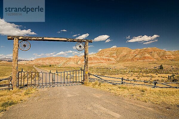 Ein Tor und ein Zaun in der Wüste  wilder Westen