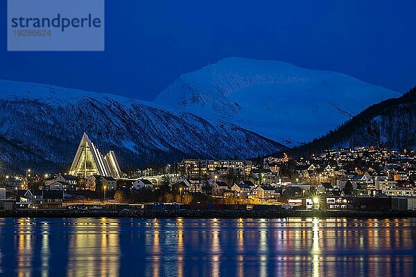 Eismeerkathedrale zur Blauen Stunde  Tromsø  Tromsö  Norwegen  Europa