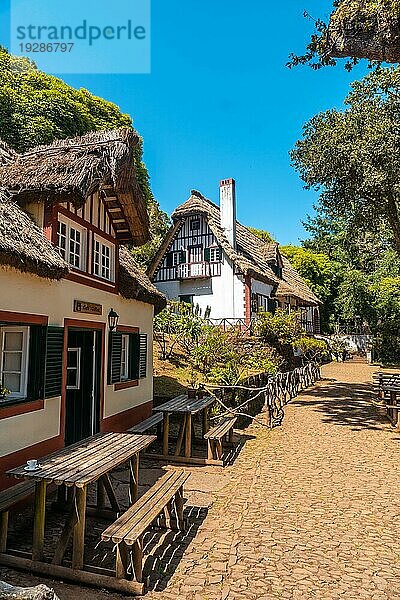 Schöne Häuser am Anfang der Levada do Caldeirao Verde  Queimadas  Madeira. Portugal