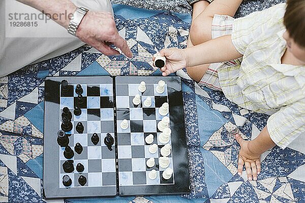 Draufsicht Picknick mit Schachspiel