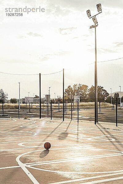 Basketballplatz an einem sonnigen Tag