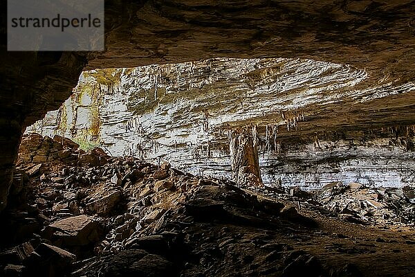 Eingang der Gruta da Lapa Doce  beeindruckende Höhle in Iraquara  Chapada Diamantina  Bahia  Brasilien  Südamerika