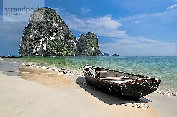 Boot auf Insel Meer Sand Sonne Strand Natur Ziel Tapete und Hintergrund für Design in Phra nang Bucht und Railay Bucht krabi Thailand