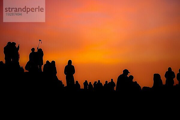 Silhouette von Touristen beim Sonnenaufgang auf dem Haleakala auf Maui  Hawaii  USA  Nordamerika