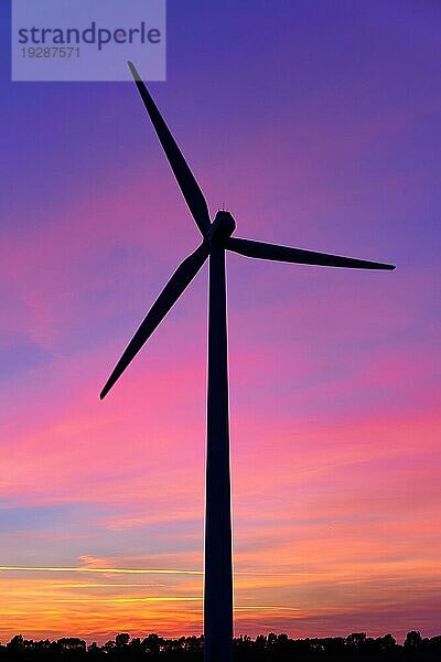 Windmühle nach Sonnenuntergang während der blaün Stunde
