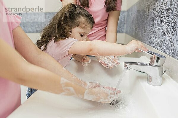 Nahaufnahme Mädchen beim Händewaschen