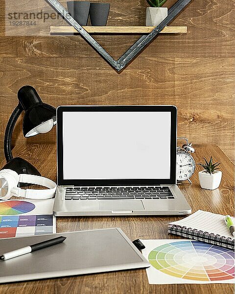Vorderansicht Laptop Büroarbeitsplatz mit Lampe Notebook