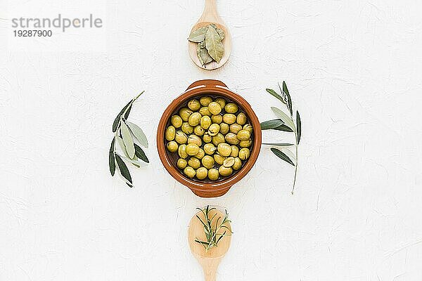 Erhöhte Ansicht Olivenöl mit Rosmarin weißem Hintergrund
