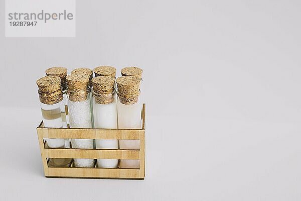 Schönheitsprodukte Reagenzgläser Holzbehälter weißer Hintergrund