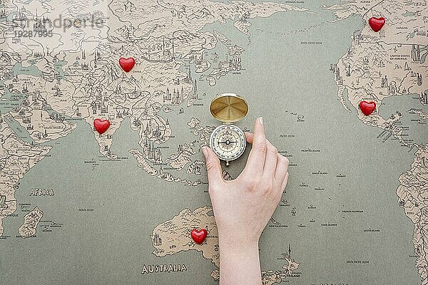 Weltkarte Hintergrund mit dekorativen Herzen Kompass Mitte