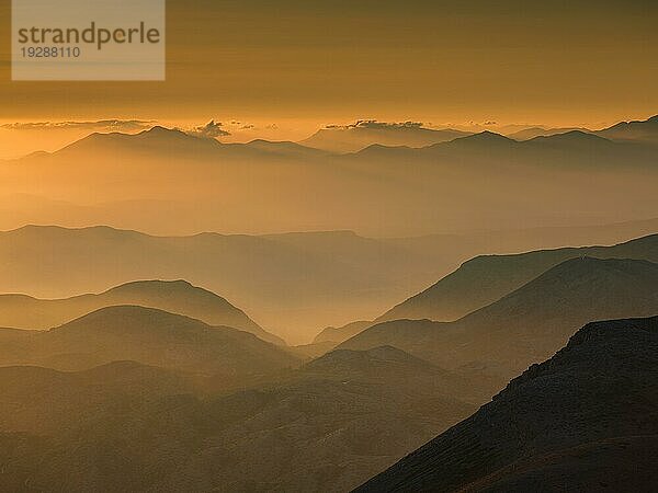 Silhouette von Bergen bei Sonnenaufgang  Psiloritis  Ida Massiv  Kreta  Griechenland  Europa