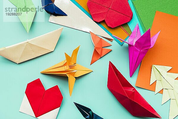 Verschiedene Art buntes Papier Origami teal Hintergrund
