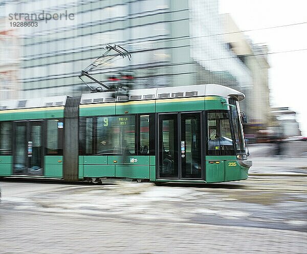 HELSINKI  FINNLAND ? MÄRZ 08  2013: Das Straßenbahnnetz von Helsinki ist Teil des öffentlichen Verkehrssystems von Helsinki  das von der regionalen Verkehrsbehörde Helsinki organisiert wird