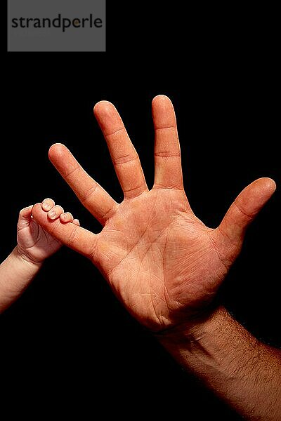 Baby vertraut darauf  von einem Erwachsenen an der Hand gehalten zu werden