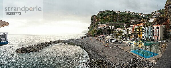 Panoramablick und Luftaufnahme des Strandes Ponta do Sol im Osten Madeiras im Sommer