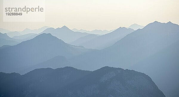 Abendstimmung  Silhouetten  Dramatische Berglandschaft  Tirol  Österreich  Europa