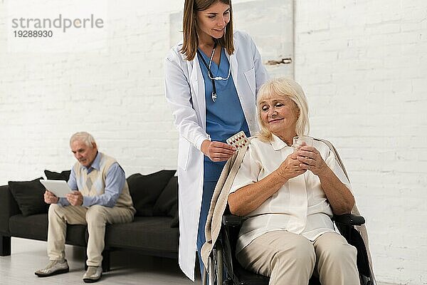 Krankenschwester kümmert sich um alte Frau
