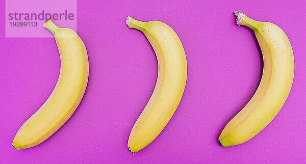 Draufsicht Anordnung drei Bananen
