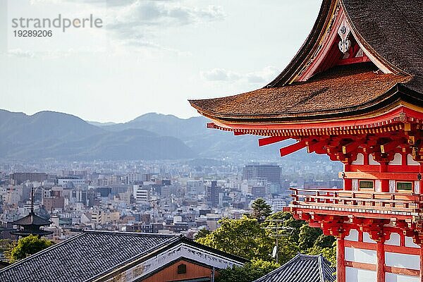 Der kultige Kiyomizu dera Tempel und die Aussicht auf die Berge an einem sonnigen Frühlingstag in Kyoto  Japan  Asien