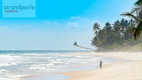 Itacare  Brasilien  10. Dezember 2016: Menschen genießen und gehen am Strand an einem sonnigen Tag  Südamerika