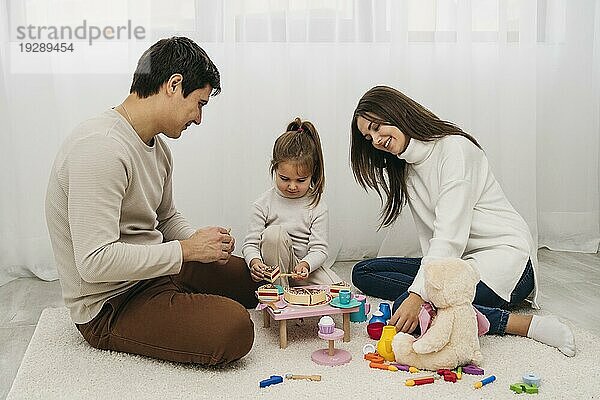 Tochter und Eltern spielen zusammen
